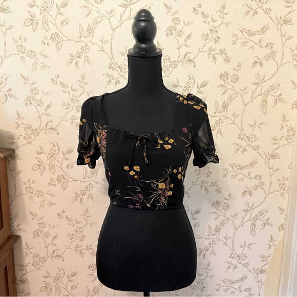 RIHOAS Tops - Floral Black Crop Top